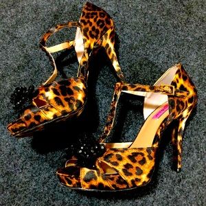One of a kind Betsey Johnson Leopard animal print heels! 7.5